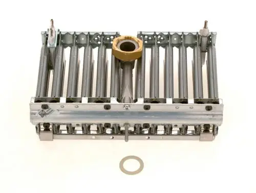 BOSCH Brenner mit mehreren Metallrohren und einer Messingschraube, montiert auf einer Metallbasis. Sichtbare Halterungen und eine Gummidichtung liegen neben dem Gerät.